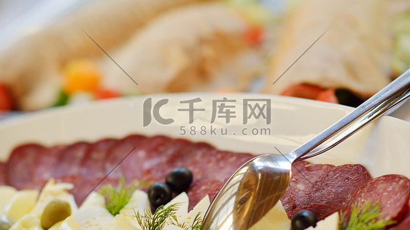 食堂食材配送过程中，冷链配送至关重要。一个优秀的食材配送公司应具备以下特点：